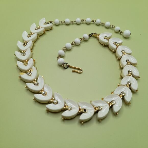 Vintage White Lucite Choker Necklace, Gold Tone, 1950s, 15 1/2 Inches - Picture 8 of 12